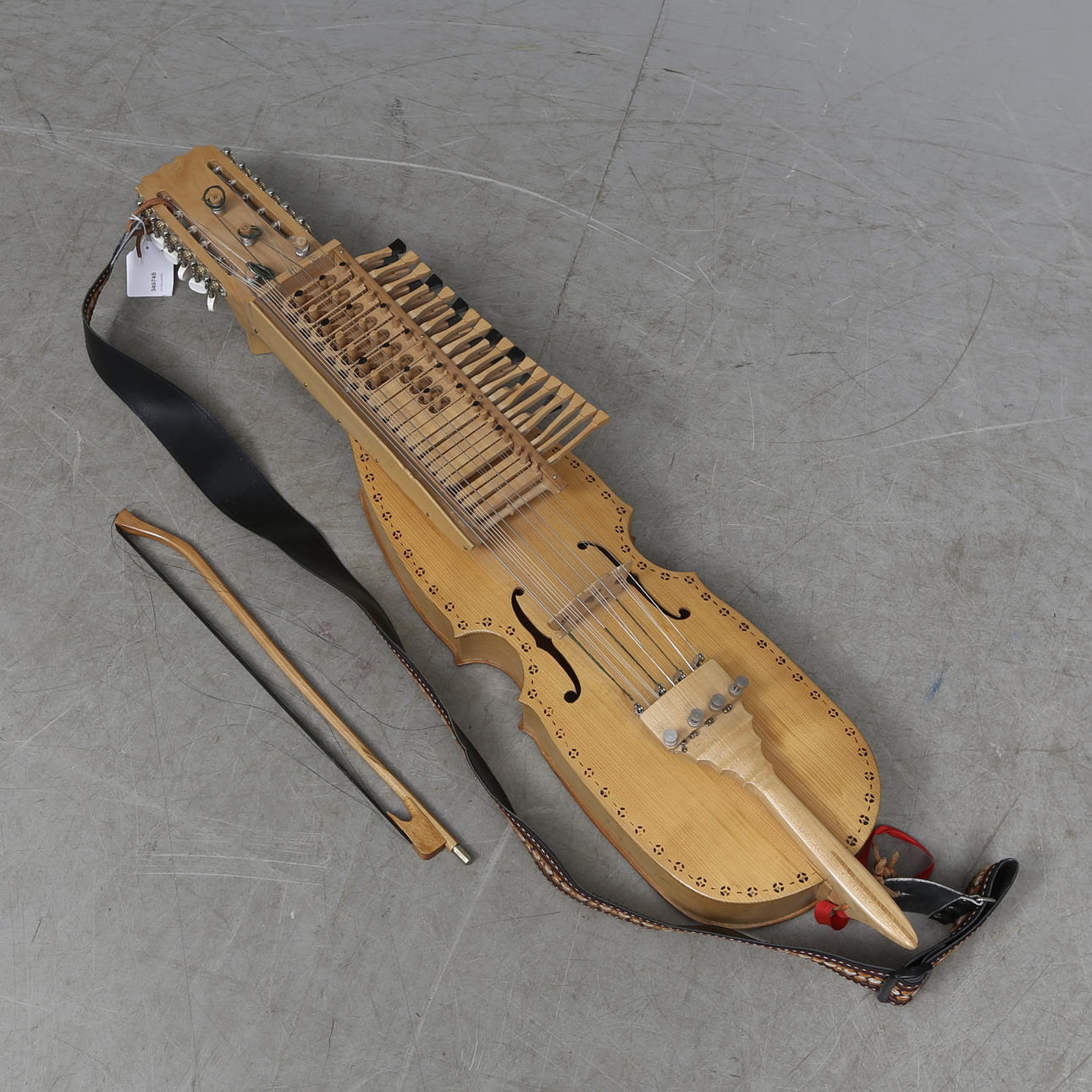 NYCKELHARPA med STRÅKE, 1900-tal.