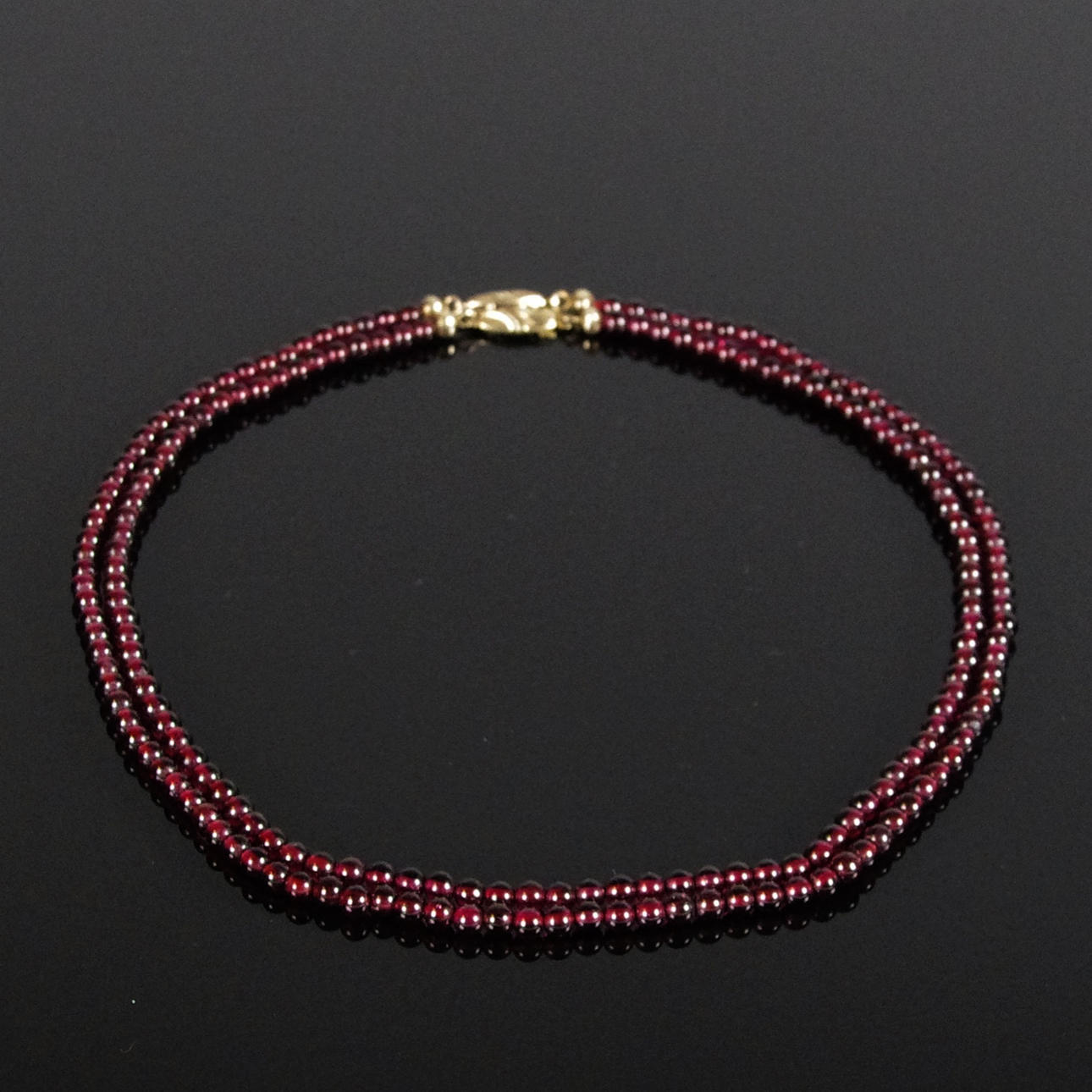 COLLIERER, 2 stycken, slipade granater med silverlås.