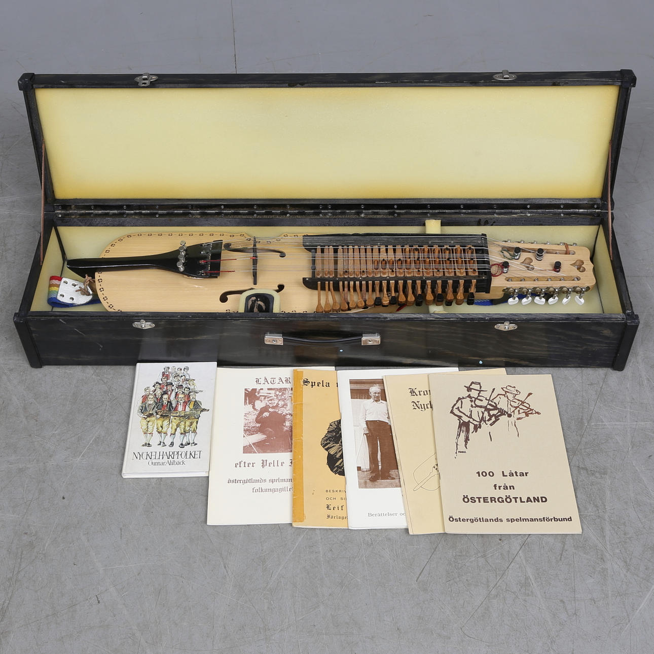 NYCKELHARPA med STRÅKE, signerad Erik Stenils Gusum 1990.