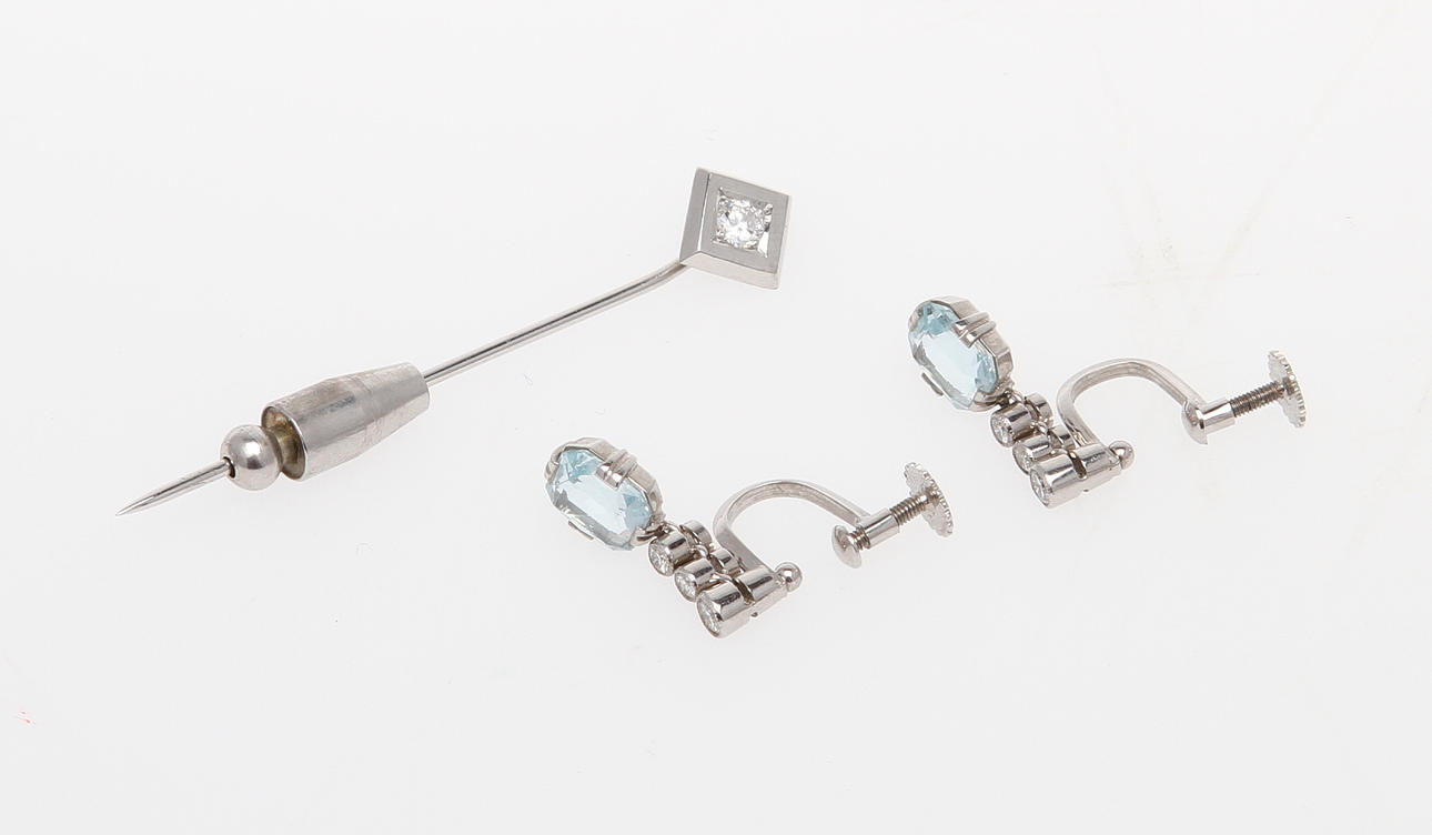 ÖRHÄNGEN OCH SLIPSNÅL. 18k vitguld med diamanter och blå stenar.