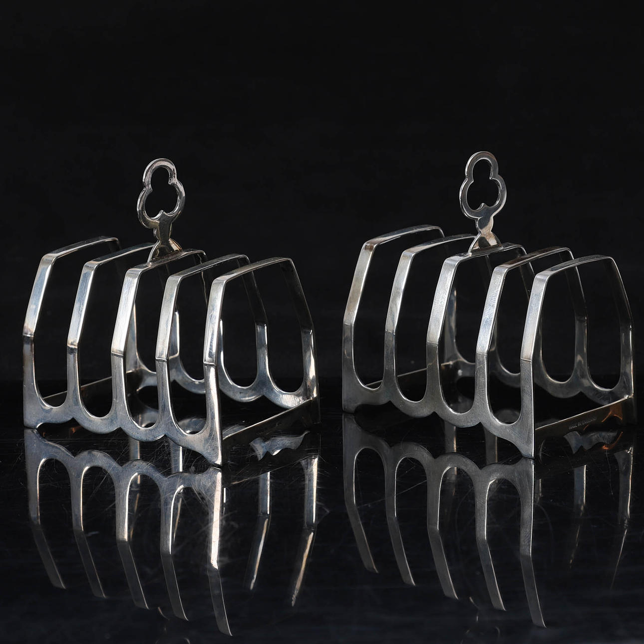 EIN PAAR TOASTSTÄNDER, SILBER, ENGLAND.