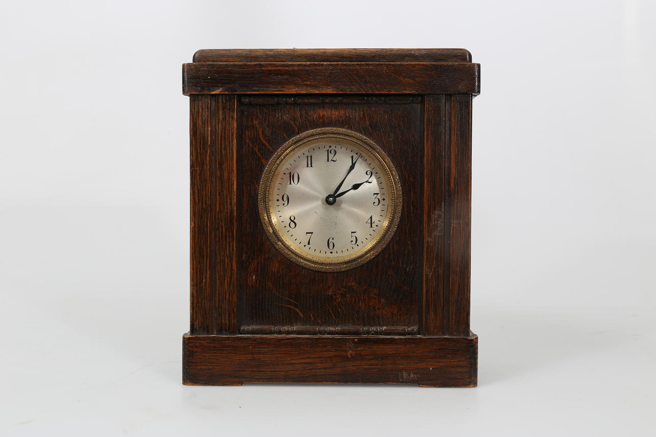 SPARUR, ek, bordsur med myntinkast, 1900-talets första hälft.