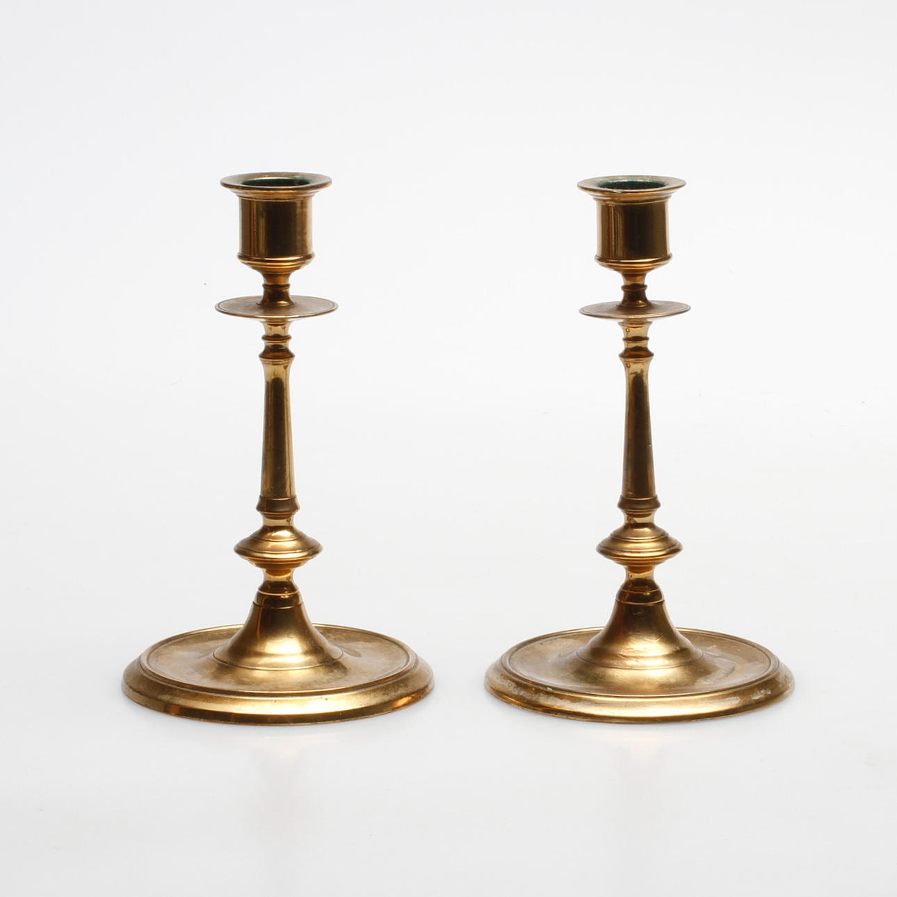 LJUSSTAKAR, ett par, mässing, Gusum Bruk 45.