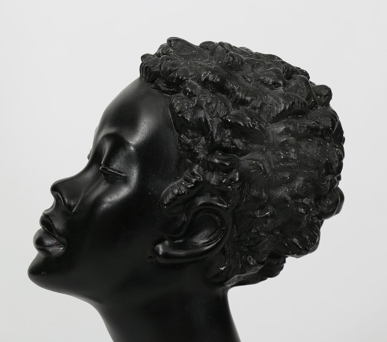 OIDENTIFIERAD KONSTNÄR. Figurin, gips, otydlig signatur, Italien, 1900-talets andra hälft.