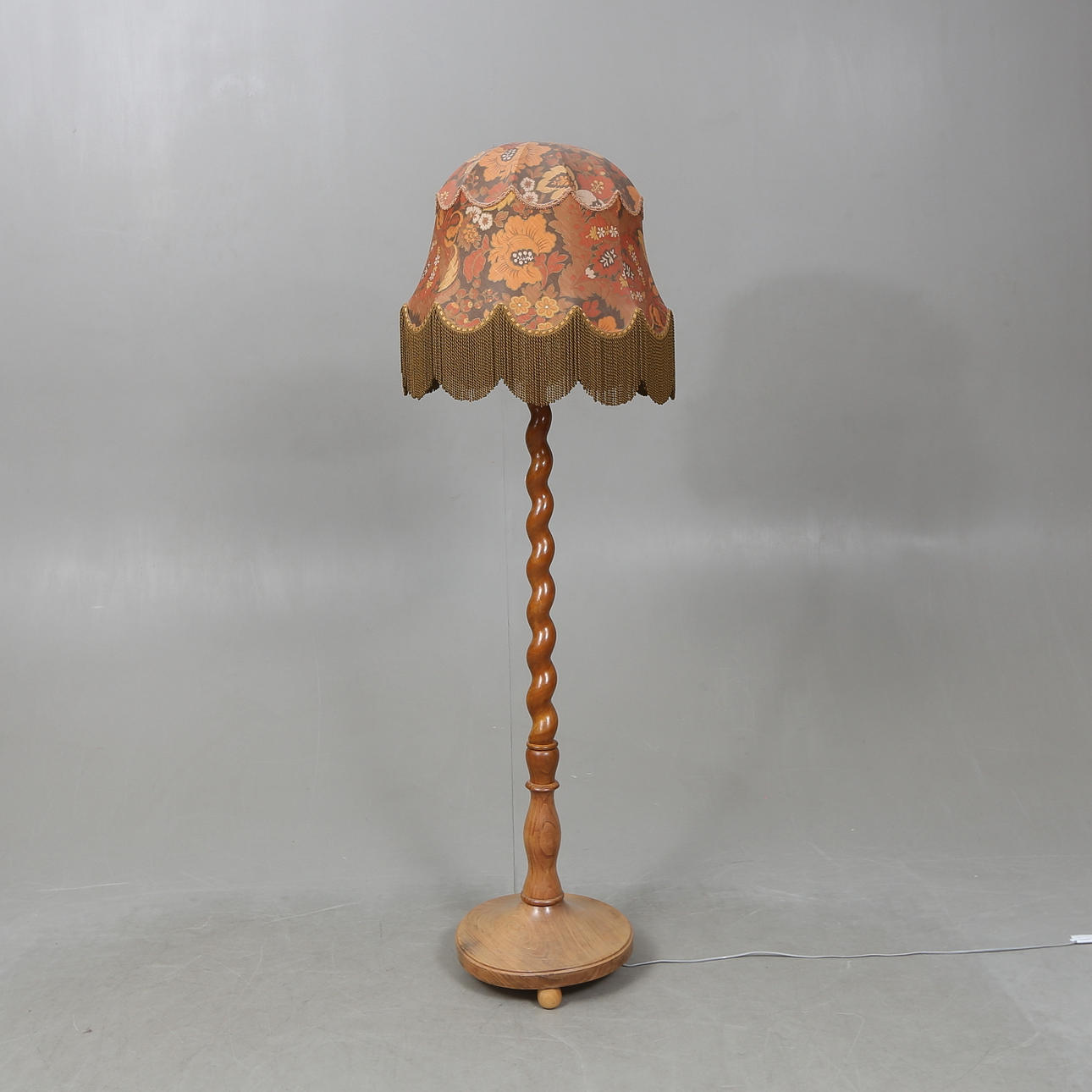 GOLVLAMPA, lövträ, 1900-tal.