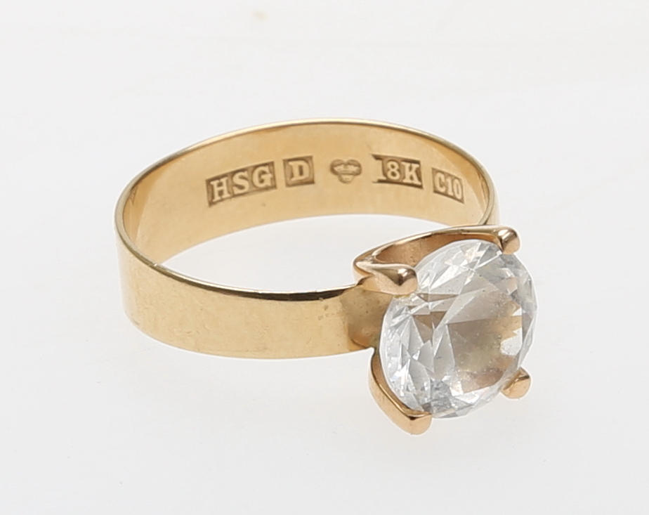 RING med slipad sten, guld, 18 K.