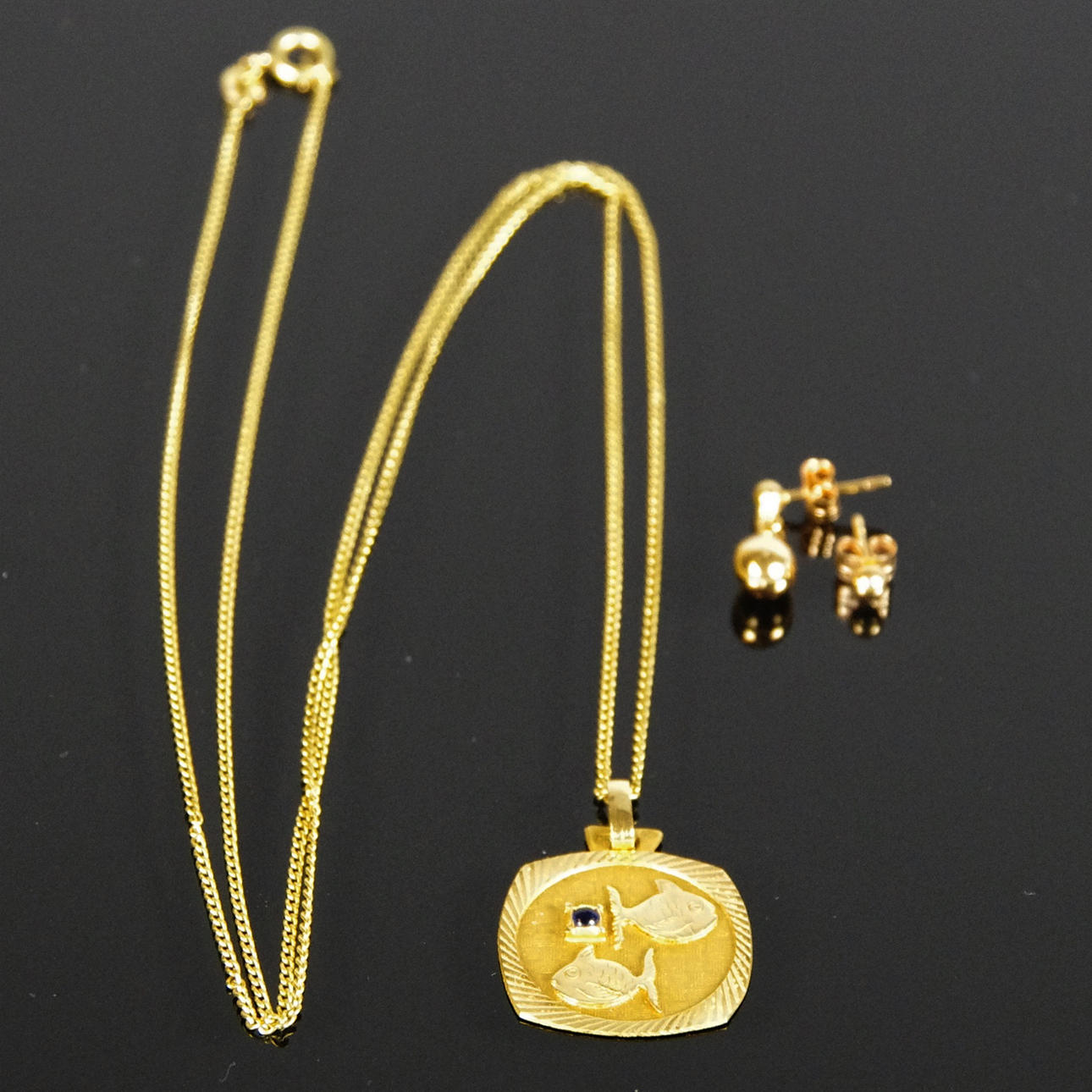 HÄNGE MED KEDJA SAMT 2 ÖRHÄNGEN, 18 K guld.