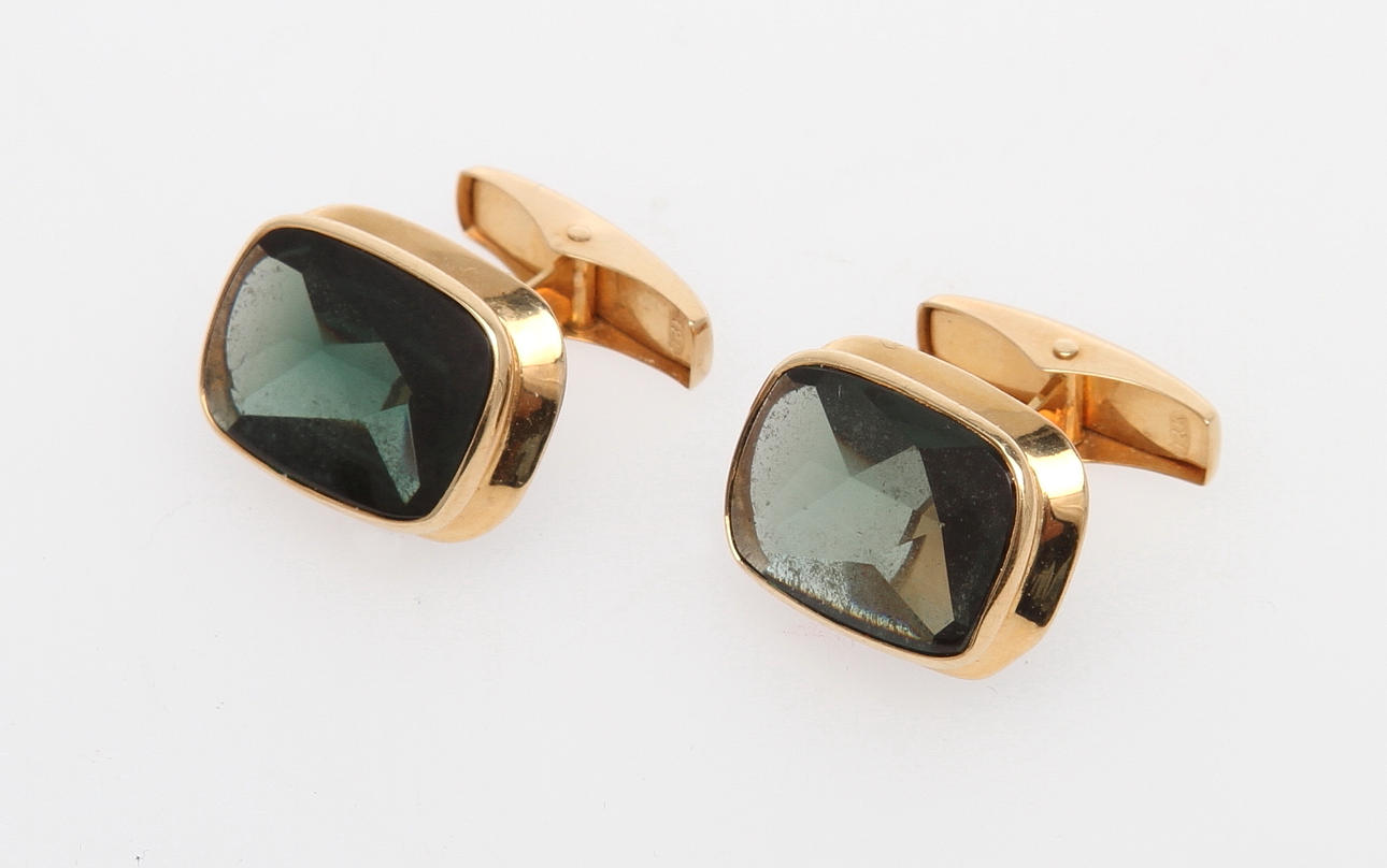 MANSCHETTKNAPPAR. 18k guld med grön sten, ca 9 gram brutto.