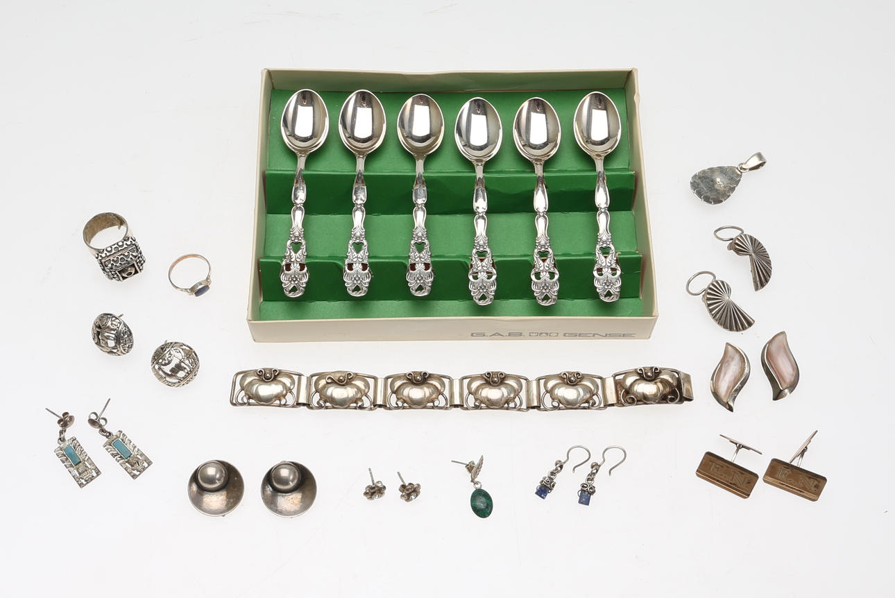 SAMLING SILVERFÖREMÅL.