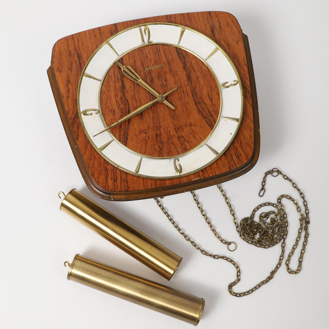 Eine Junghans Wanduhr aus Teakholz von 1960.