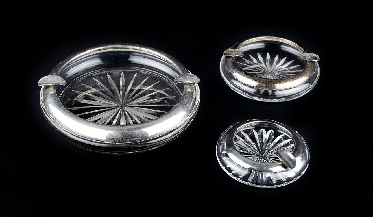 UPPSÄTTNING AV TRE ASKKOPPAR. Kristallglas med silverfäste.