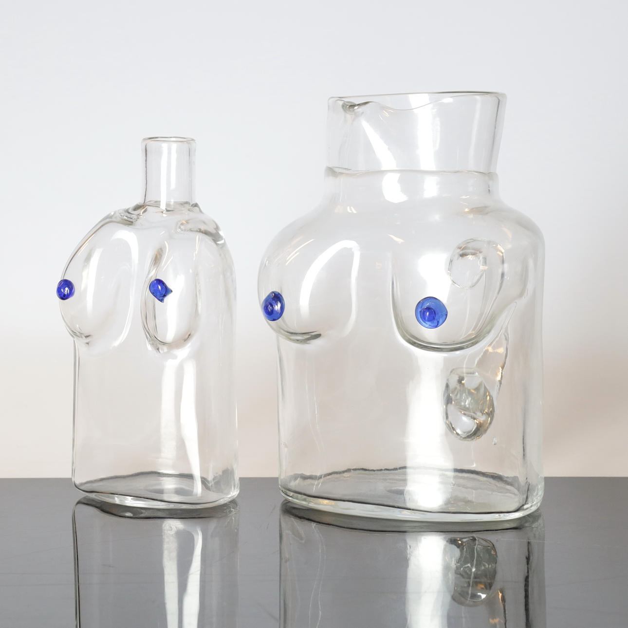 ERIK HÖGLUND. A glass jug & decanter, Boda, 20th century. Glass 