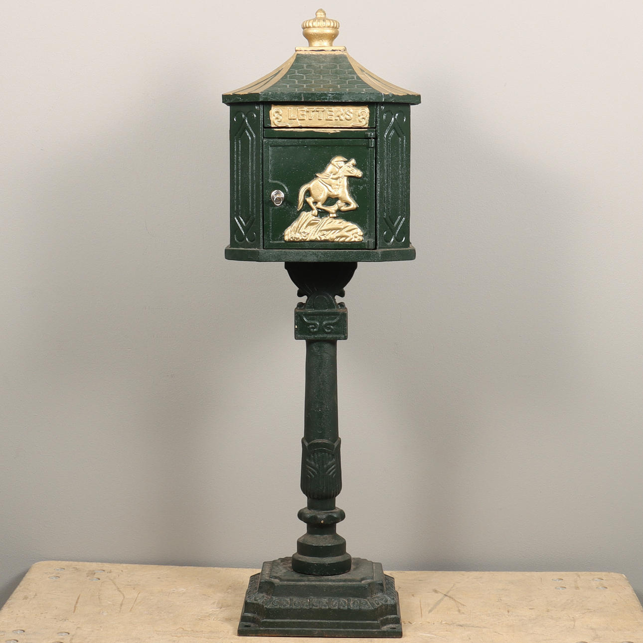 BRIEFKASTEN AUS GUSSEISEN.