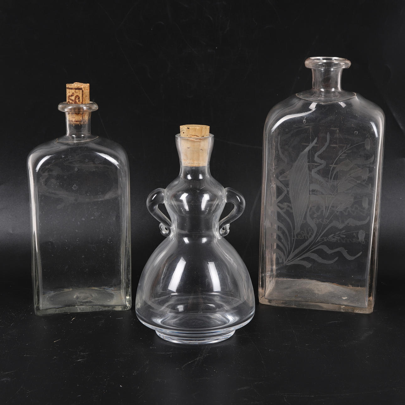 BRÄNNVINSFLASKOR, 3 st, glas, 1800 & 1900-tal.