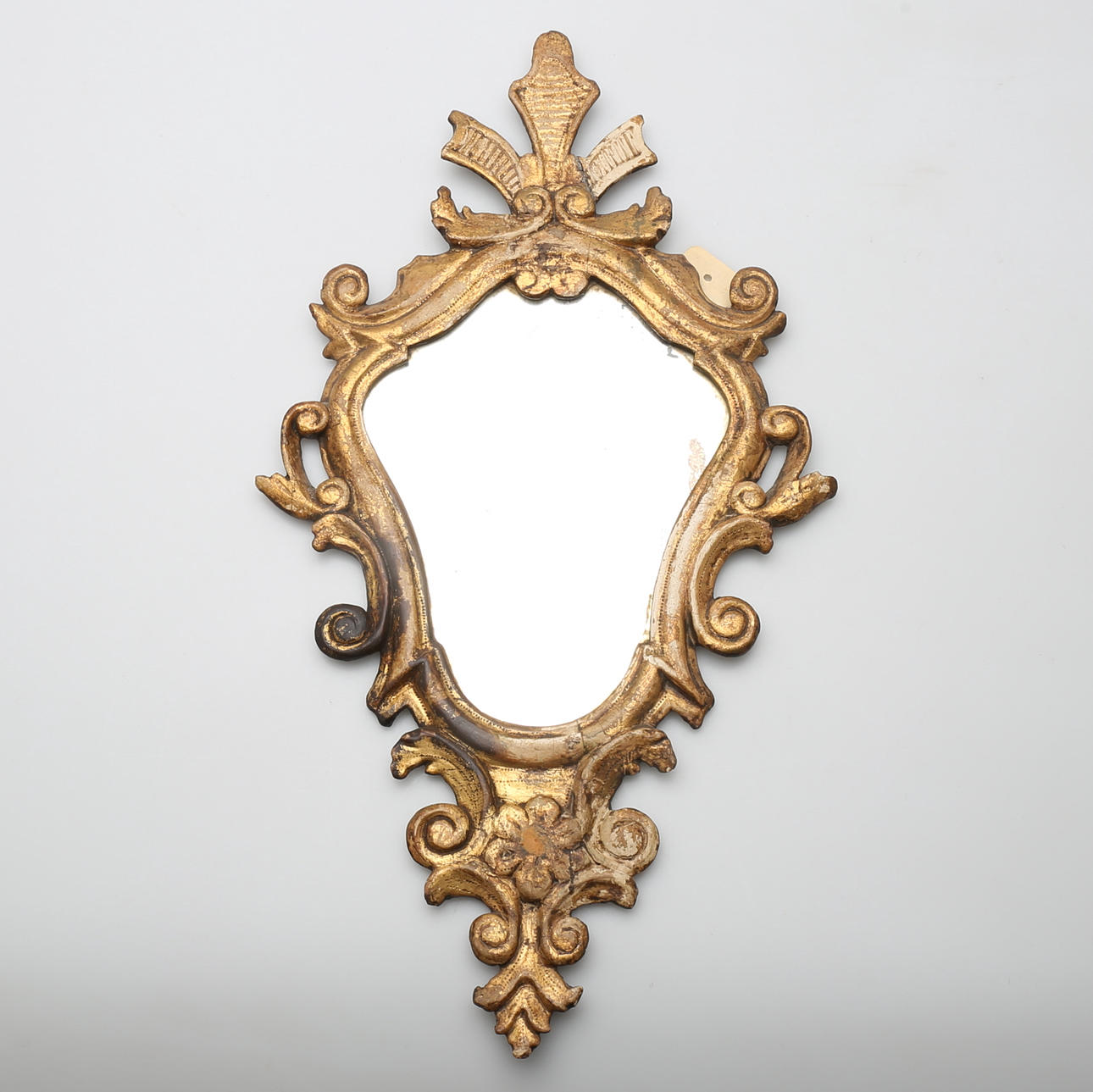 SPEGEL med förgylld ram, senbarock omkring 1730.