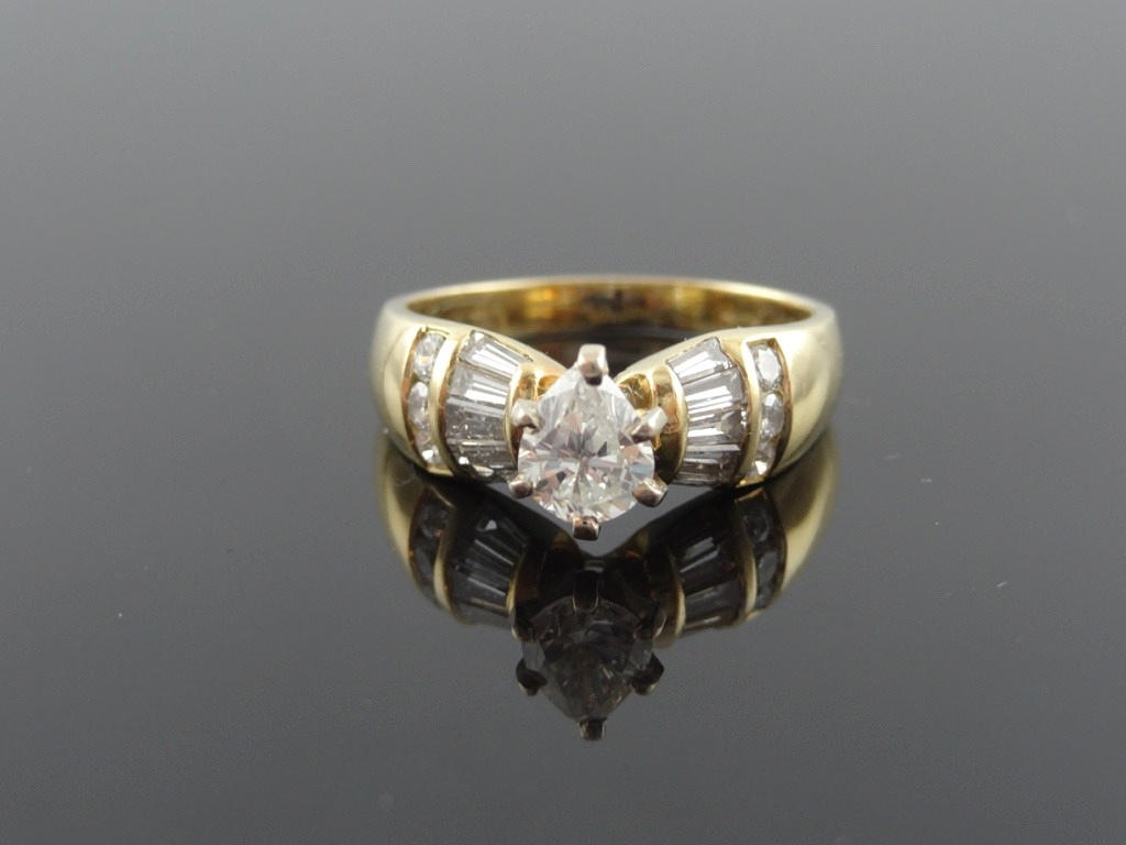 SDL CERTIFIERAD. TEAR DROP SOLITAIRE Design diamantring 18k guld 1,50cts.