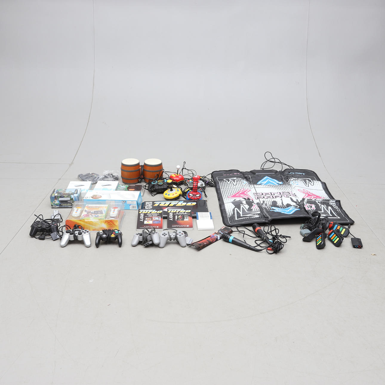 TVSPELSTILLBEHÖR, b.la. handkontroller.