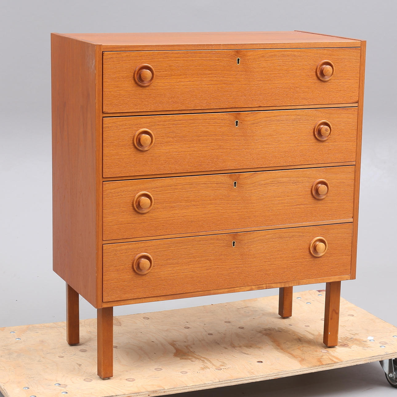 Una cómoda de Còmoda, teca, cuatro cajones, 1950/60.