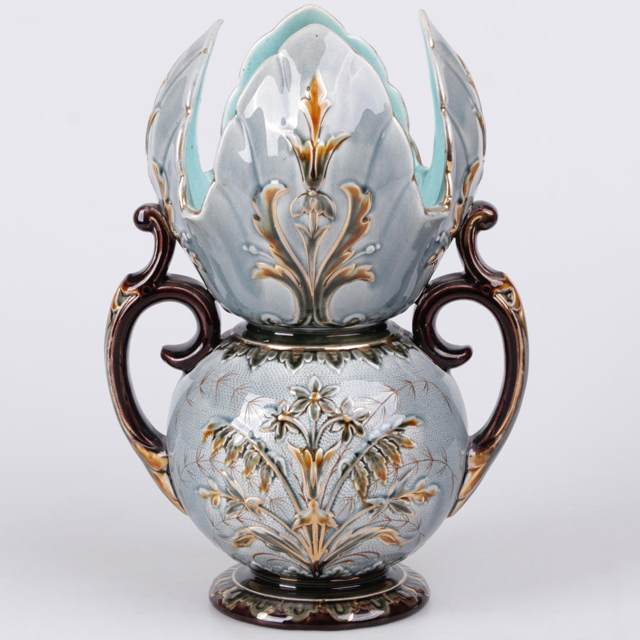 VAS, med hänklar, majolika, Rörstrand, omkring sekelskiftet 1900.