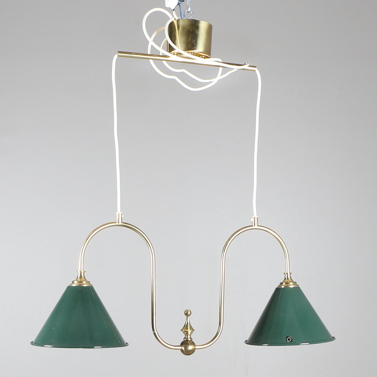 TAKLAMPA, 2 ljuspunkter, mässing/emalj, 1900-talets senare hälft.