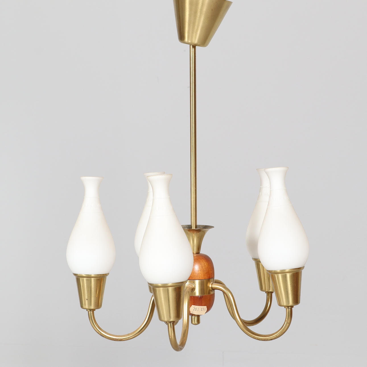 Eine Deckenlampe aus der Mitte des 20. Jahrhunderts.