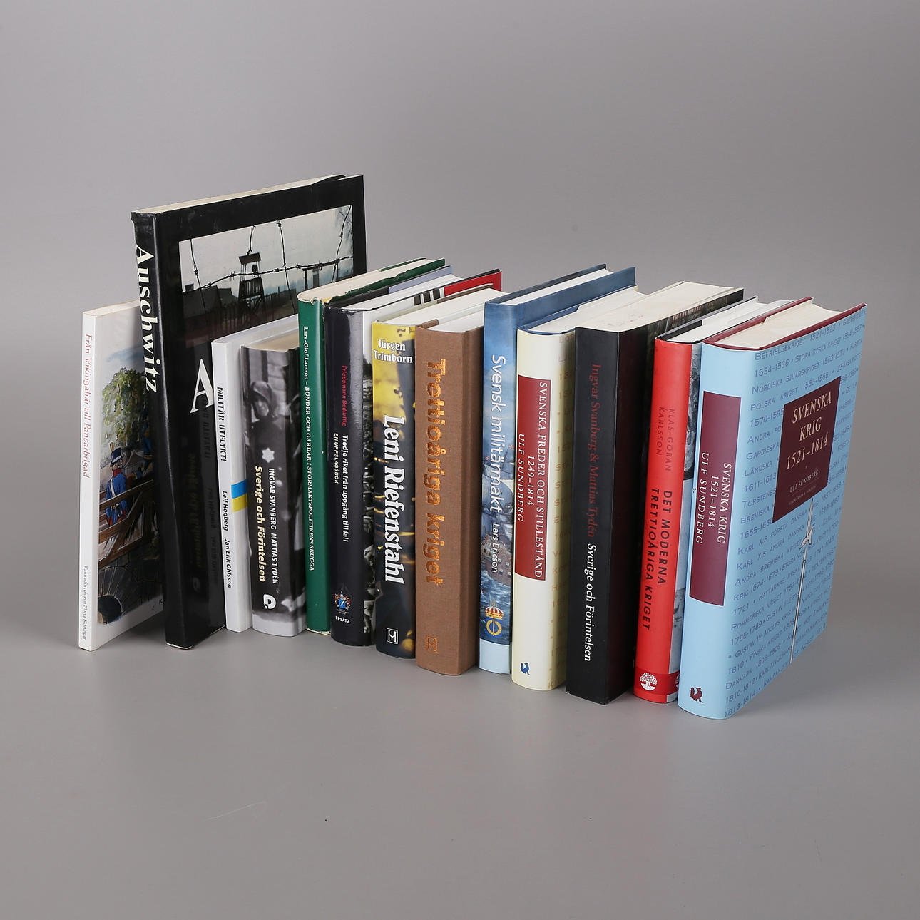 BÖCKER OM KRIG OCH MILITÄR, 13 st, 1900/2000-tal.