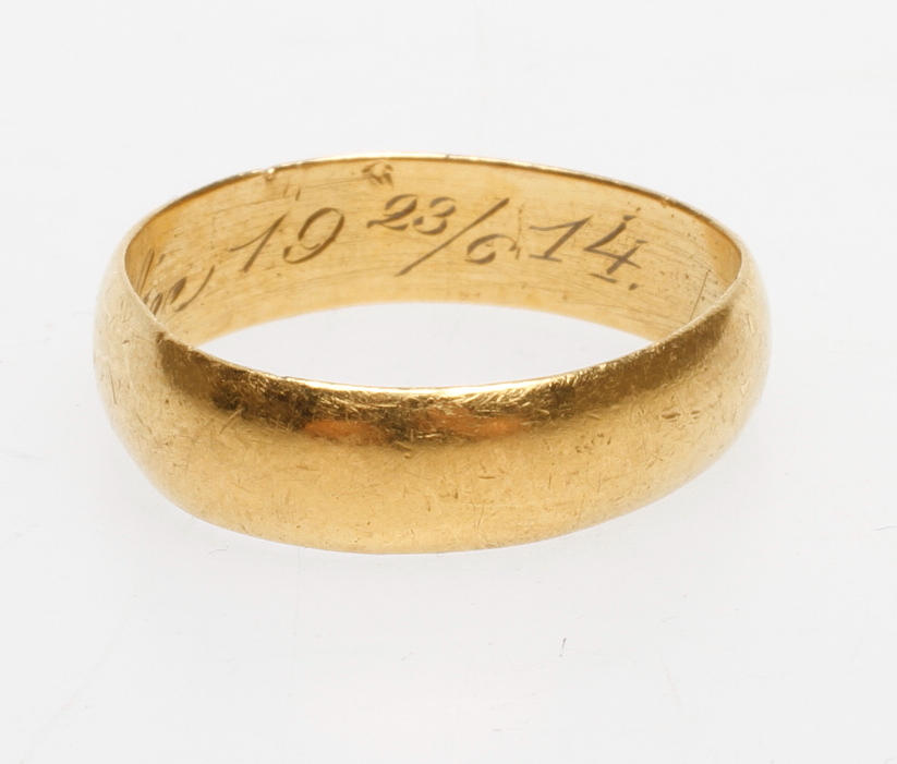 RING, 23k guld, vikt ca 4,7 gr.