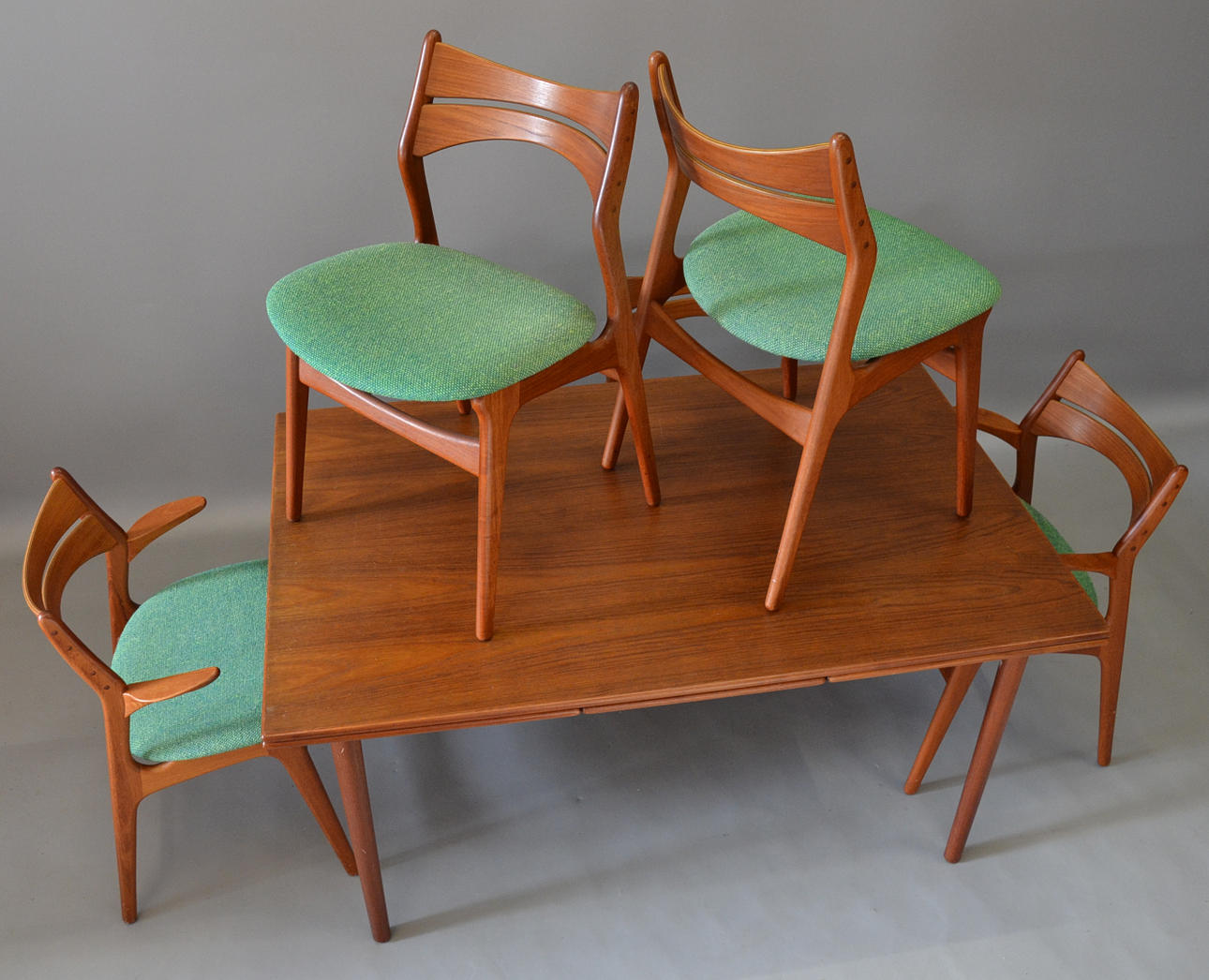 ERIK BUCH. 6 STOLAR OCH BORD.