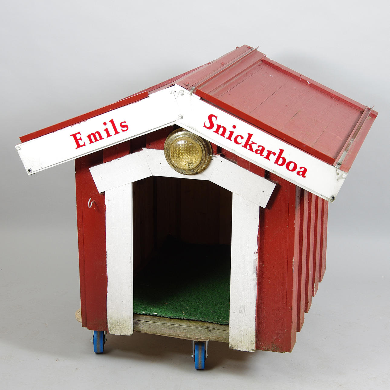 HUNDEHUS, malet træ.