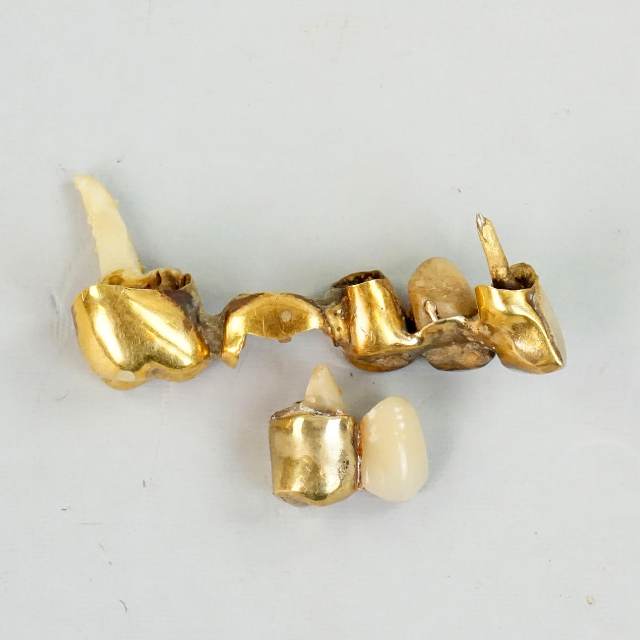 TANDGULD, orensat, total vikt ca 19,2 gram.