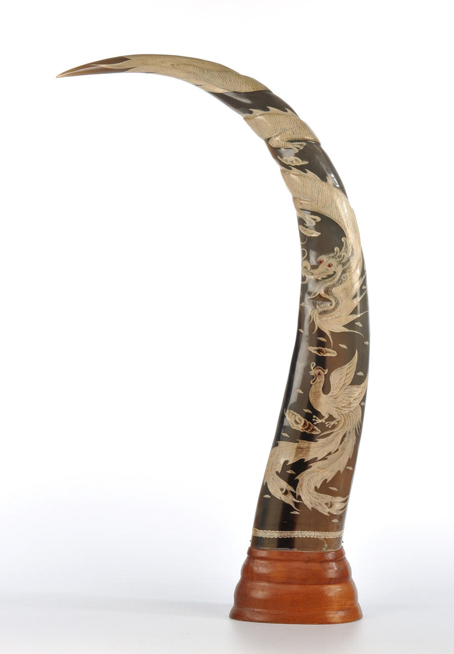 BESCHNITZTES BÜFFELHORN. Asiatiska mönster; drake och fågel.