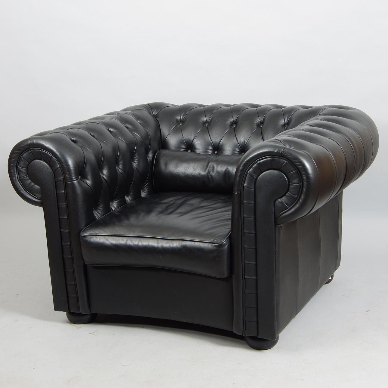 CHESTERFIELDFÅTÖLJ, stor modell, svart konstläder.