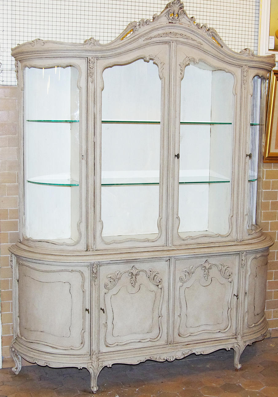 VITRINSKÅP, rokokostil, gråmålat med vitmålad insida, sent 1900-tal.