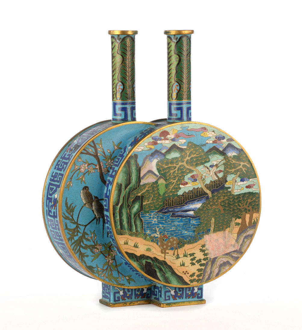 CLOISONNE DOPPELVASE. Vas med långa halsar, rik landskapsinredning.