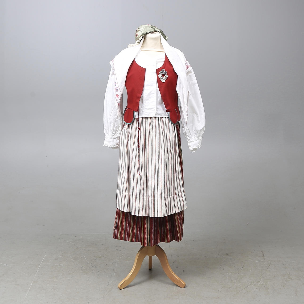 FOLKDRÄKT, 7 delar, Skedevi, Östergötland.