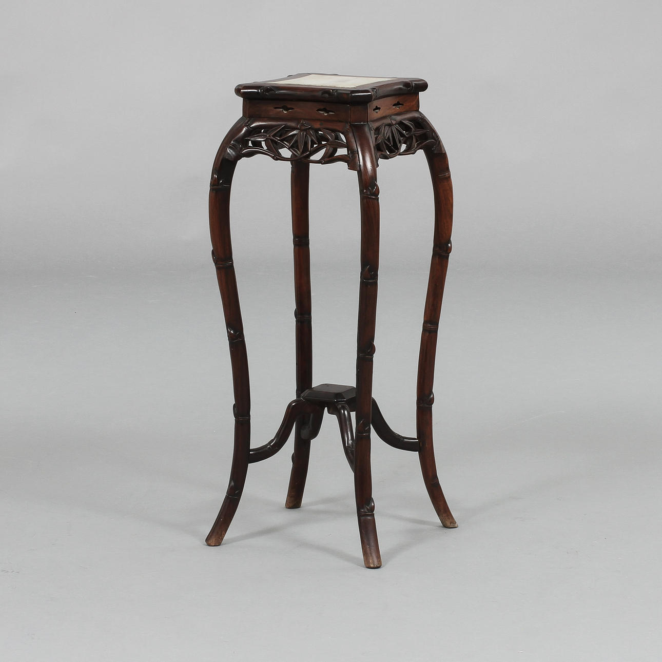 PIEDESTAL, orientalisk, 1900-talets slut.