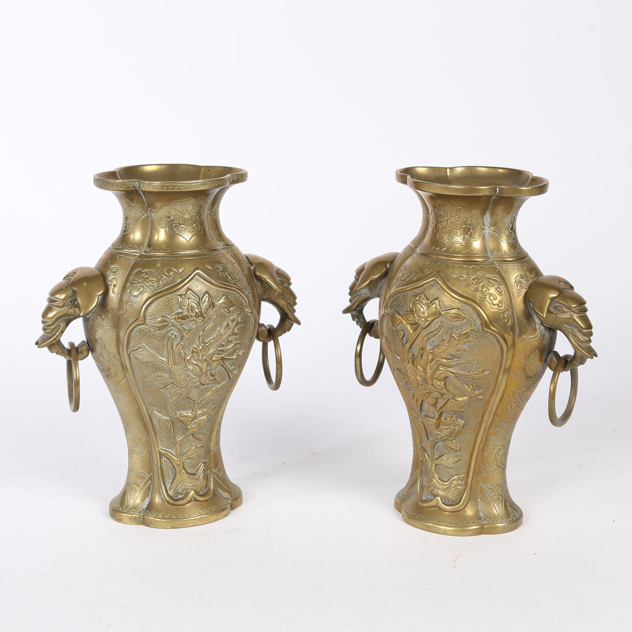 EIN PAAR CHINESISCHE MESSINGVASEN, 20. JAHRHUNDERT (2).