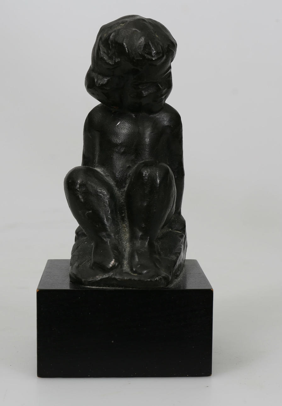 CARL EINAR BORGSTRÖM. Skulptur, brons på träsockel, Sittande flicka, monogramsignerad ceb, 1900-tal.