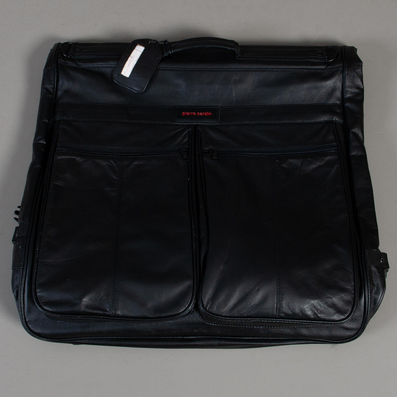 PUKULAUKKU, Pierre Cardin.