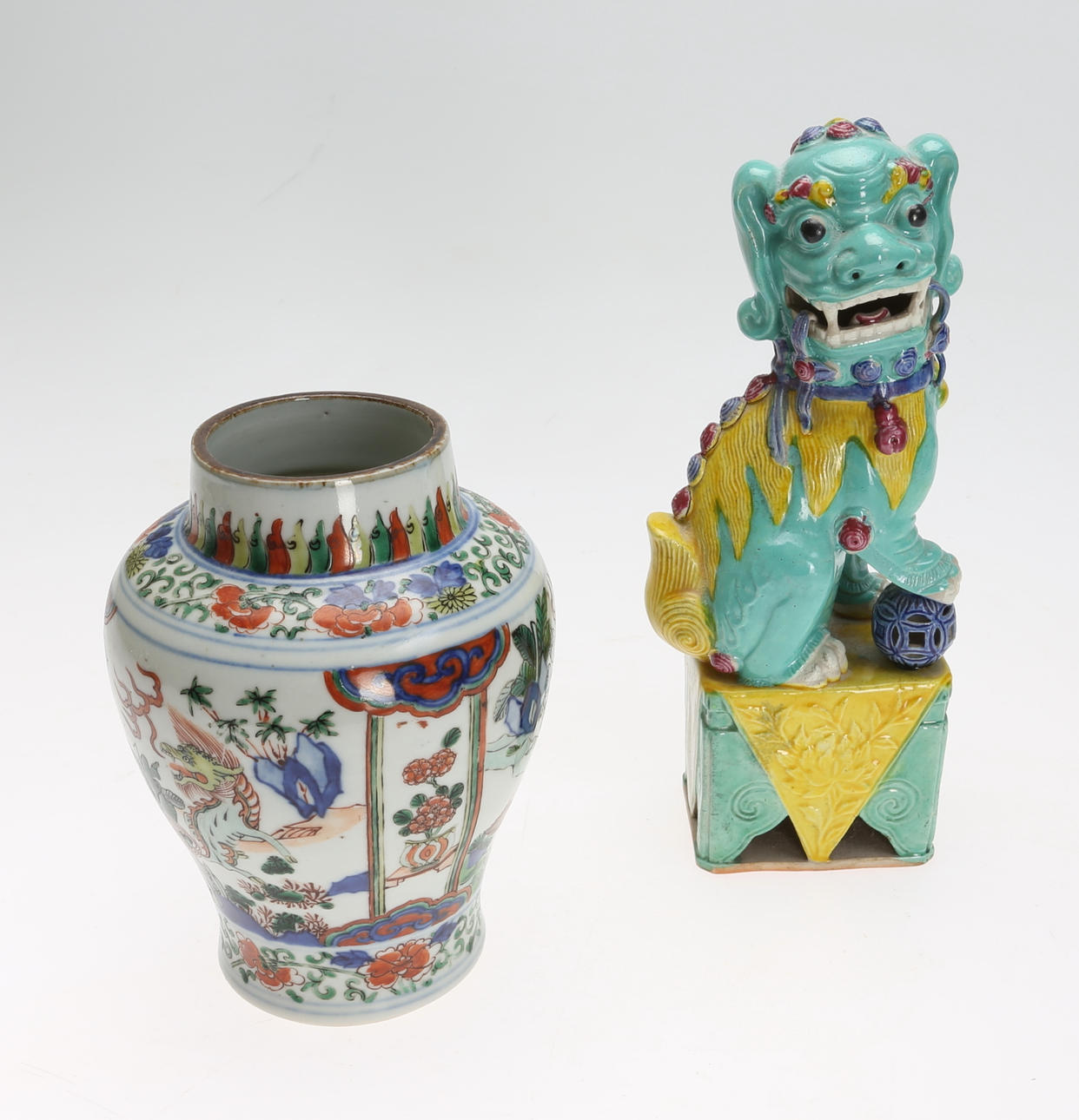 VAS samt FOHUND, 2 delar, porslin, Kina, 1900-tal.