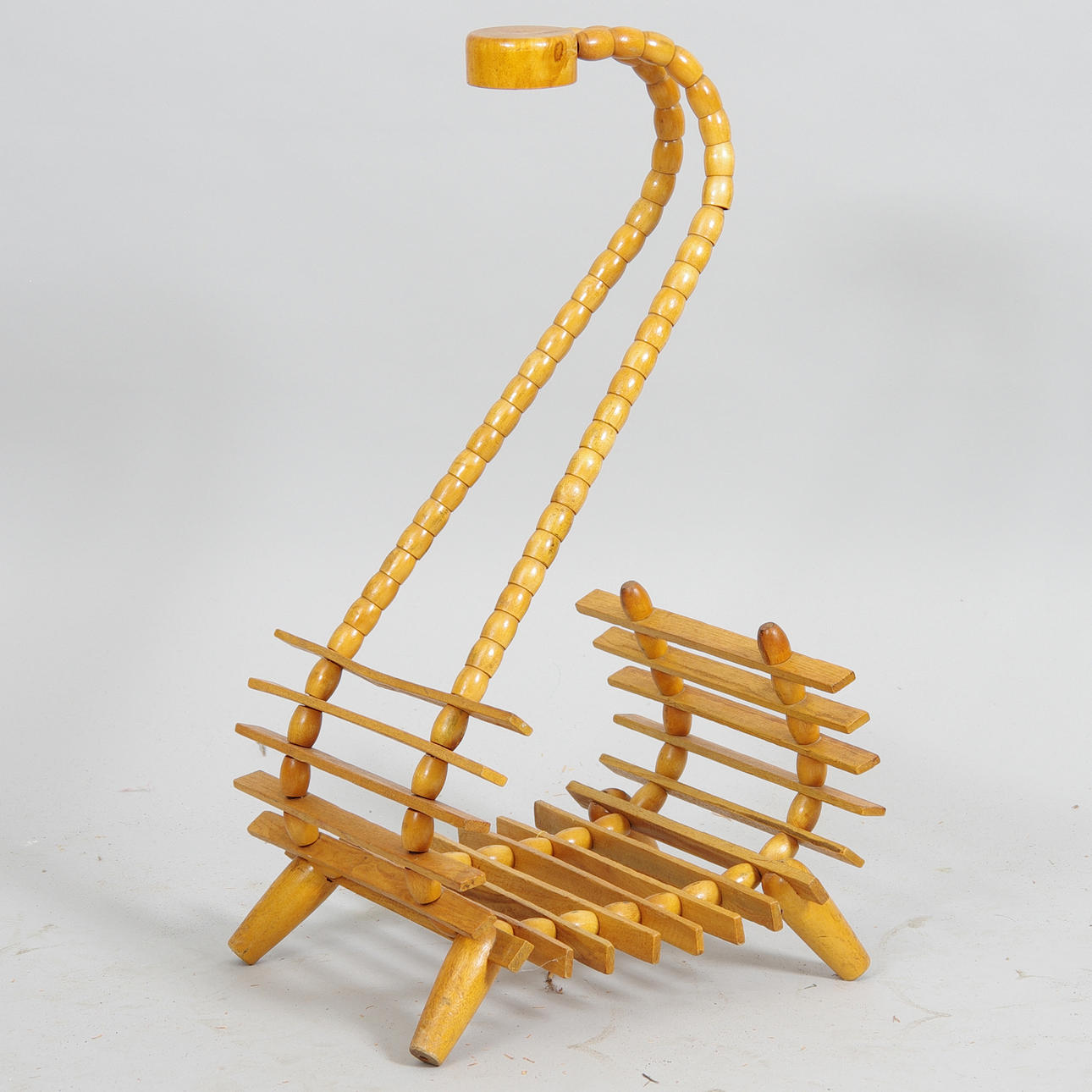 TIDNINGSSTÄLL, Art Deco, träkulor/träribbor.