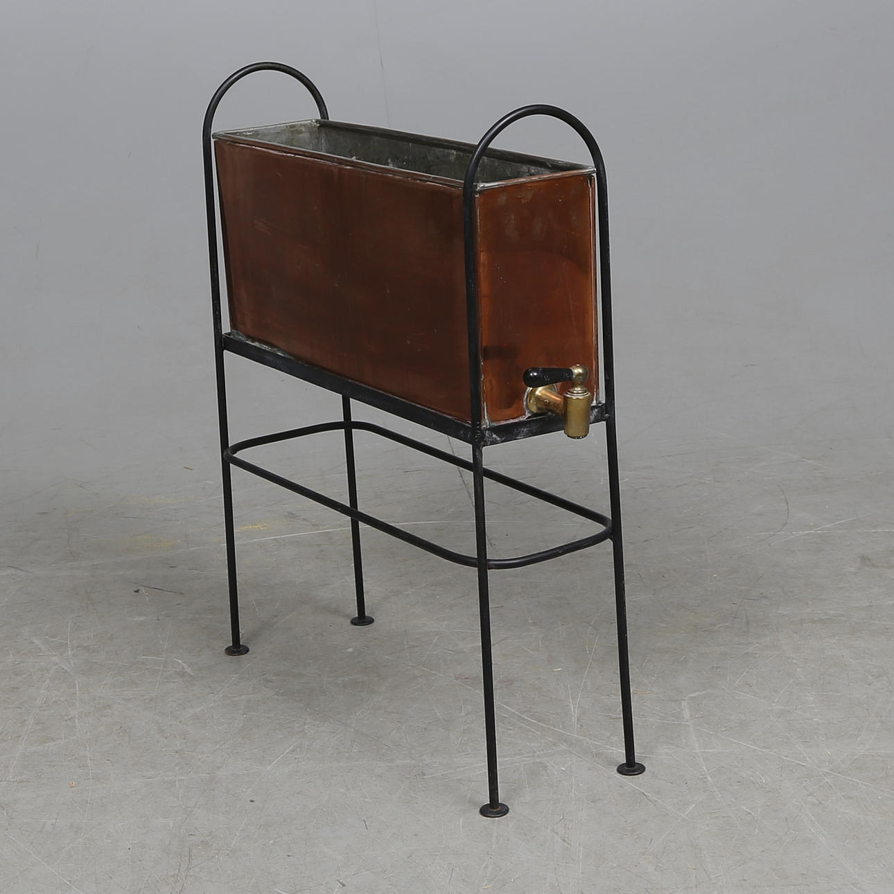 BEHÅLLARE med TAPP, koppar, 1900-tal.