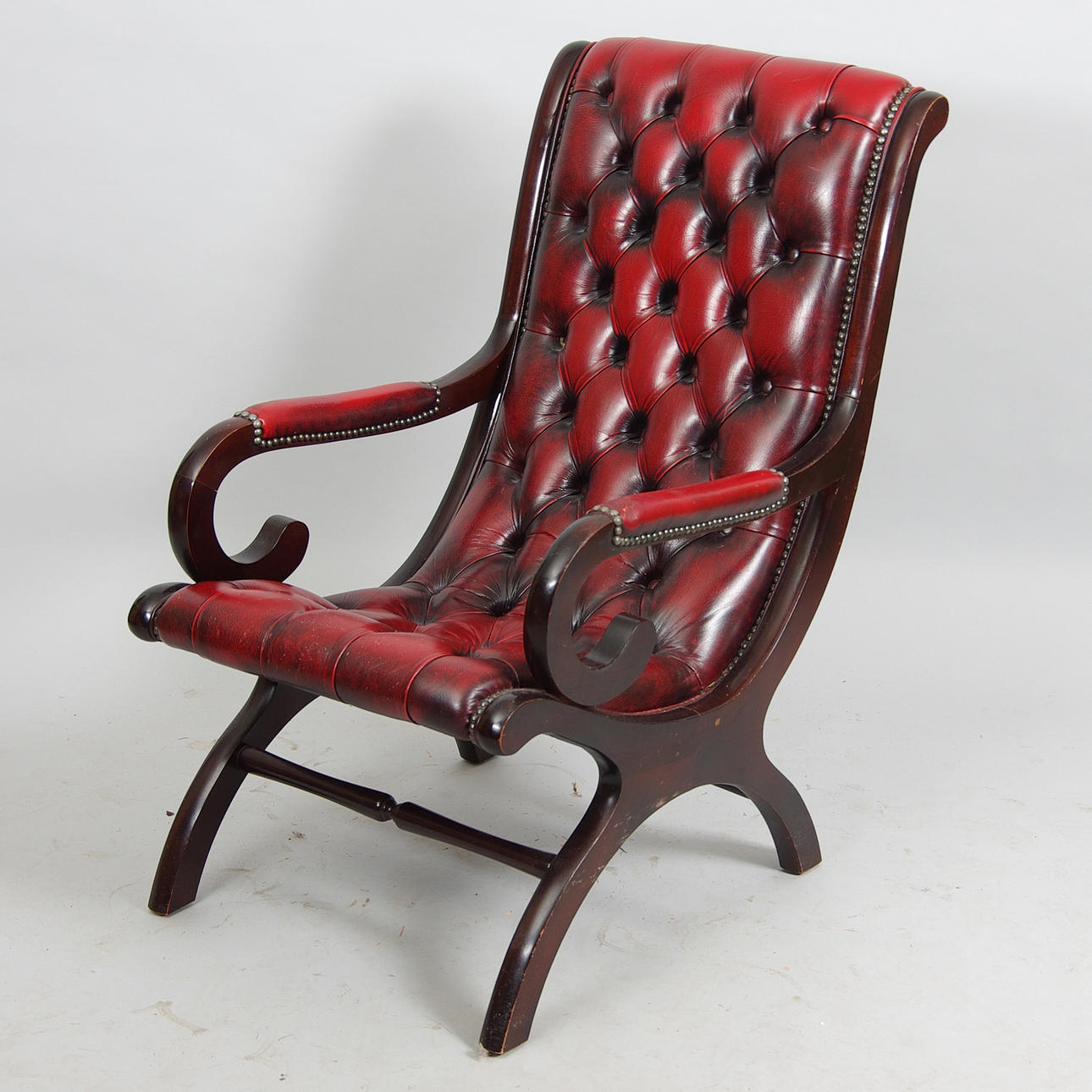 KARMSTOL, mahogny med röd skinnklädsel, 1900-tal.