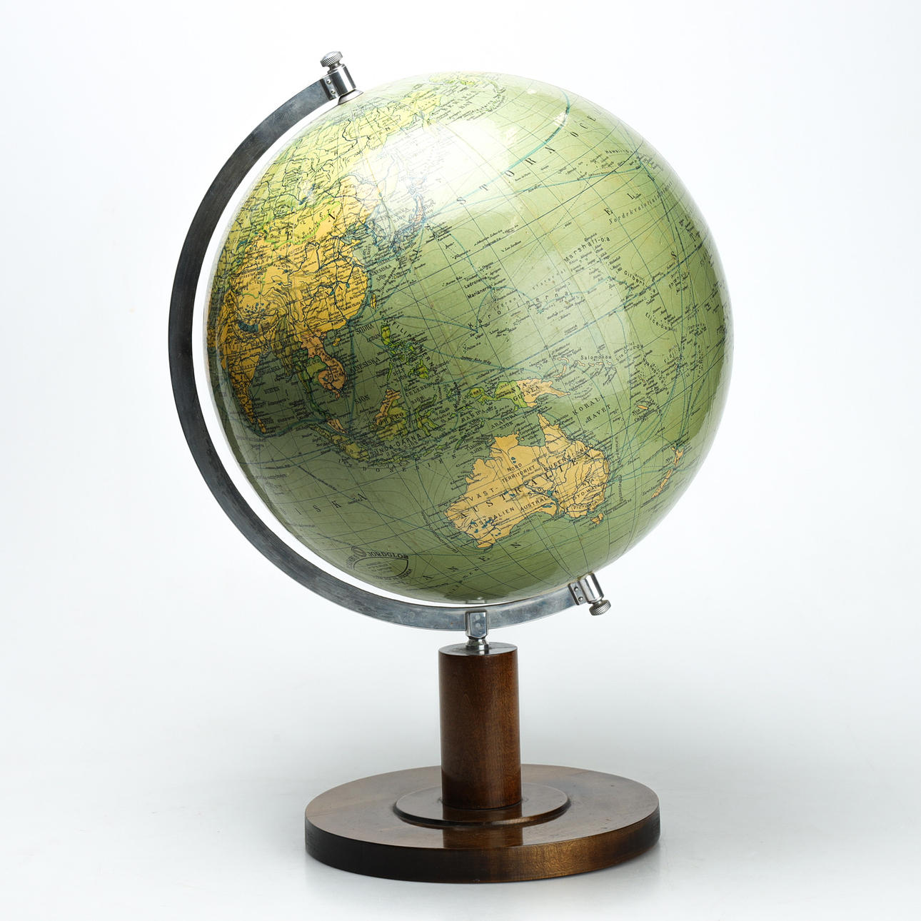 A Columbus Duo globe, mid 20th century.