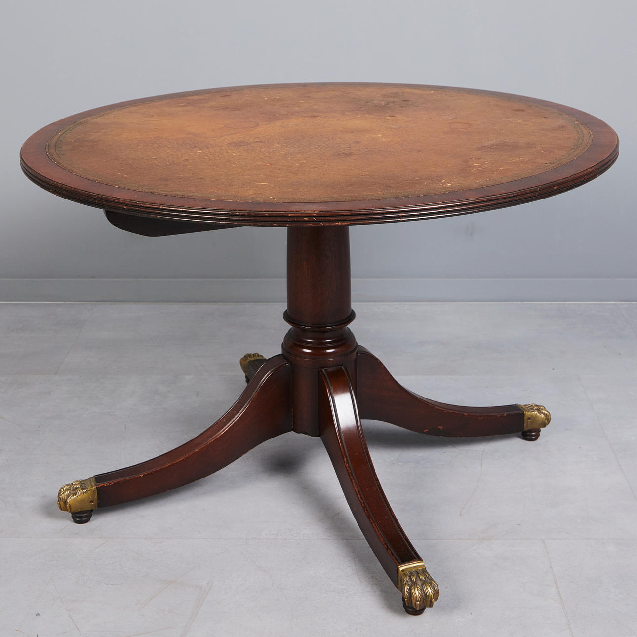 Tisch / Couchtisch, Holz, Leder, Messing, England.