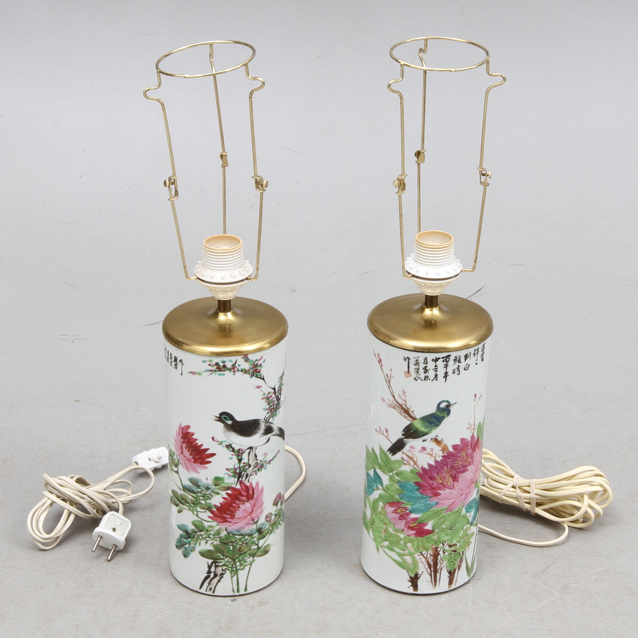 BORDSLAMPOR, 2 st, omarbetade penselvaser, porslin, 1900-tal.