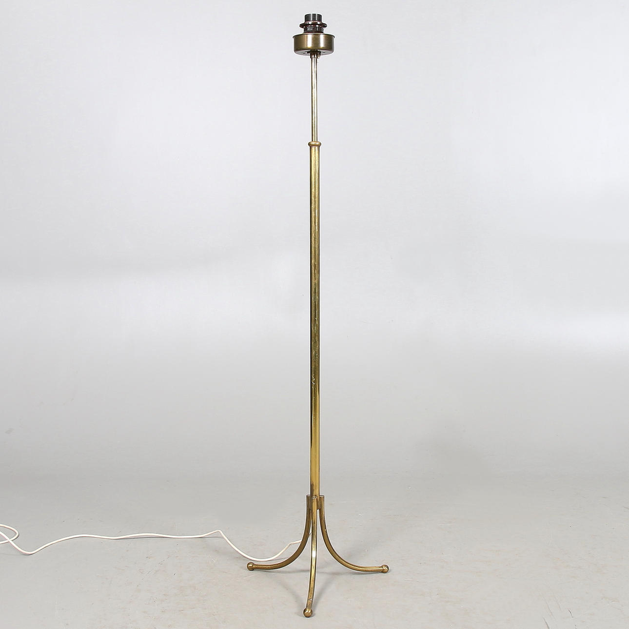 JOSEF FRANK. Golvlampa, mässing Firma Svenskt Tenn, modell 2326.