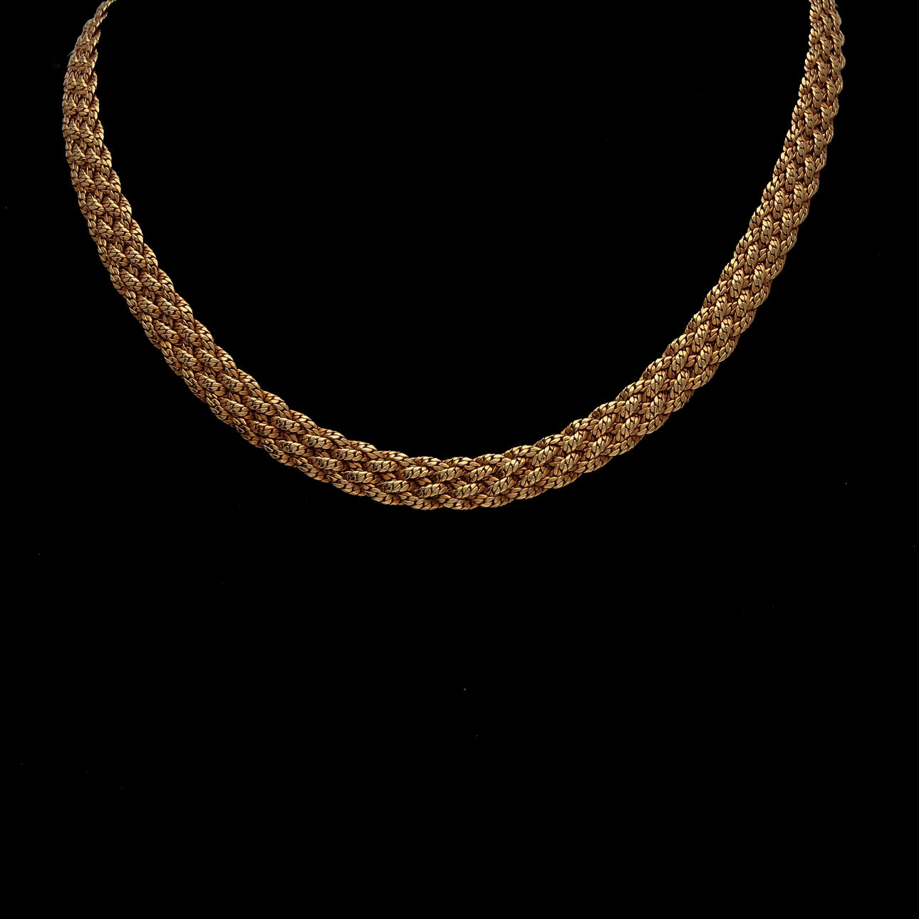 Flätat guldhalsband.