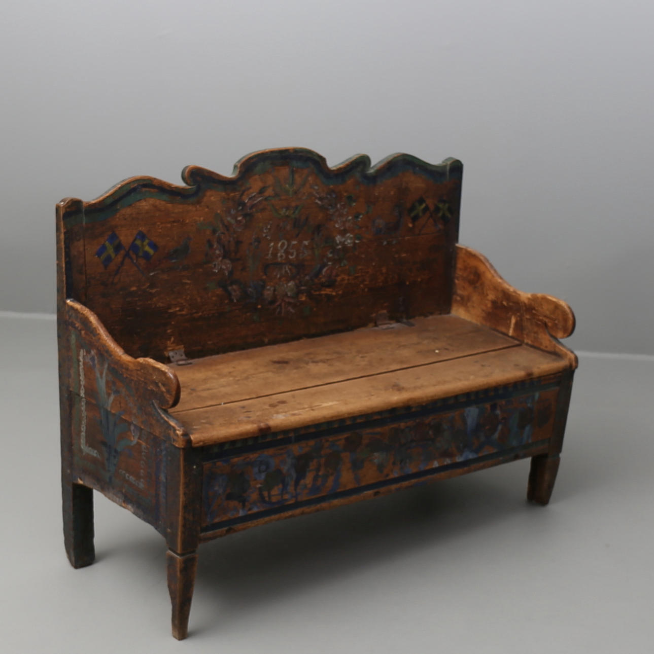 KÖKSSOFFA för barn, bemålat trä, troligen Österlen, daterad 1855.