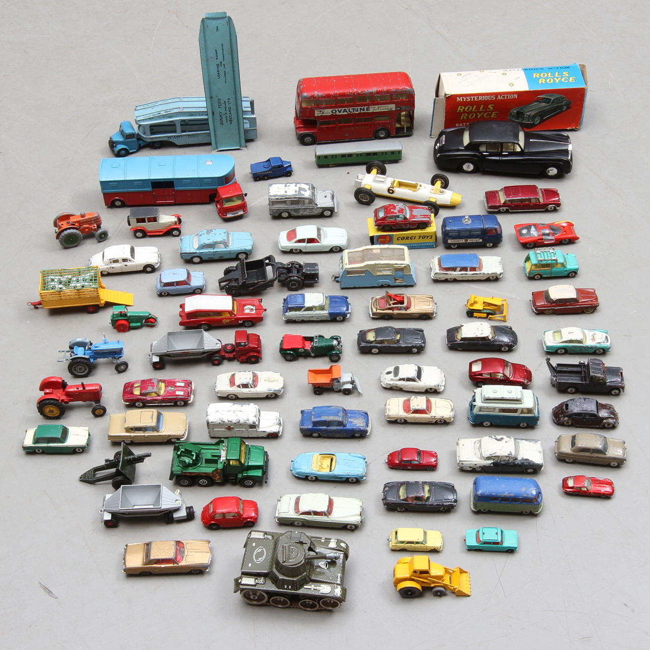 MODELLBILAR cirka 60 delar. CORGI, DINKY, SPOT-ON, LESNEY med mera.